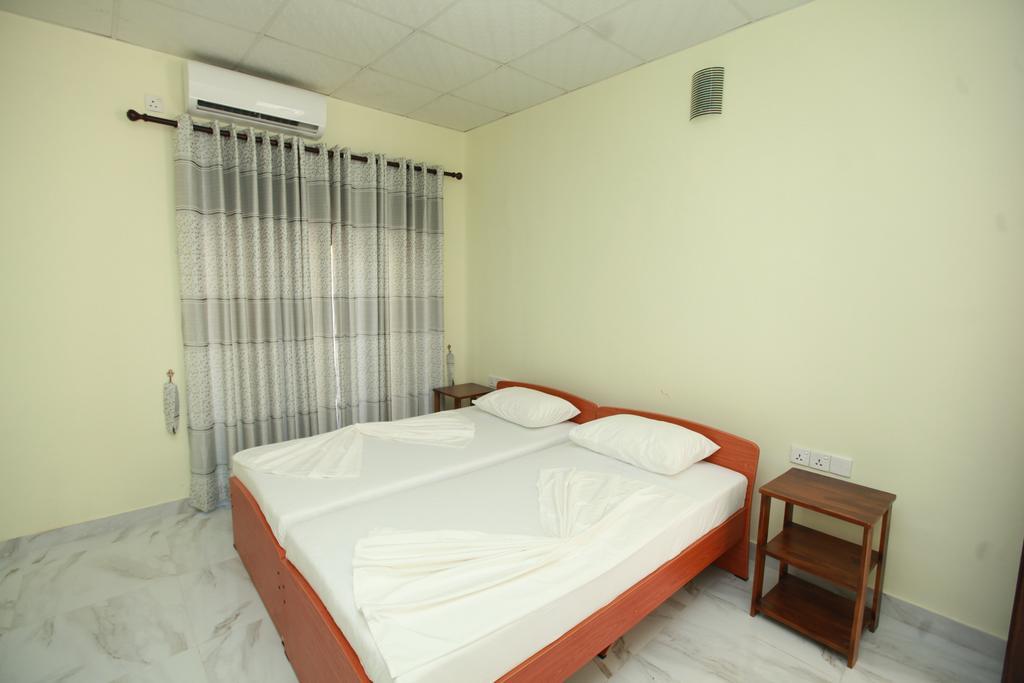 Lavonka Tourist Rest Hotel อนุราธปุระ ภายนอก รูปภาพ