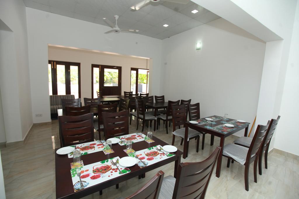 Lavonka Tourist Rest Hotel อนุราธปุระ ภายนอก รูปภาพ